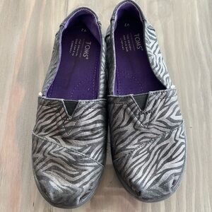 TOMS Youth Zebra Shimmer Alpargata Black/Silver  Slip- On shoe size: 2